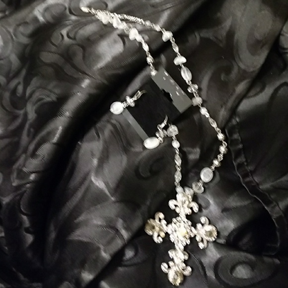 Crystal cross necklace and earrings - Picture 4 of 4